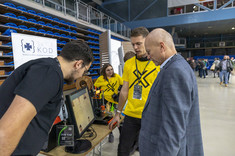 Międzynarodowe Zawody Robotów XChallenge 2022, pierwszy z prawej prof. J. Sęp,