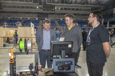 Międzynarodowe Zawody Robotów XChallenge 2022, pierwszy z lewej prof. P. Koszelnik,