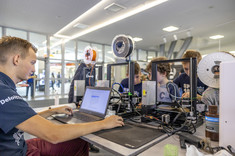 Studenci Koła Naukowego Rzeszowskiej Grupy IT działającego na WEiI prezentują konstrukcje elektroniczne i robotyczne oraz strefę druku 3D.
