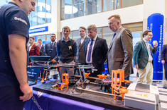 Minister nauki Dariusz Wieczorek ze studentami Rzeszowskiej Grupy IT,